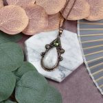 Miedziany ozdobny wisiorek z kamieniem księżycowym i peridotem #556 - 