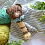 Grzechotka miś, Gryzak dla niemowlaka, Prezent dla noworodka - Kolorystyka - brązowy, pastelowy niebeski i jasny żółty kolory.