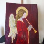 Anioł na desce malowany w odcieniach czerwieni - widok