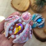 Broszka Żuk  ręcznie robiona biżuteria - Tył wykończony ekoskórą i solidnym zapięciem – trwałość i komfort noszenia.