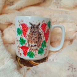 Sowa wśród winogron ręcznie malowany kubek 270 ml.
