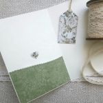 Kartka ślubna z kwiatowym sercem - Jasnokremowe wnętrze kartki, kieszonka i tył etykietki