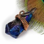 Amulet z kwarcem pokrytym tytanem - miedziany wisiorek niebiesko fioletowy