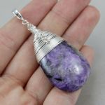 Czaroit i srebro - wisiorek w oplocie - 