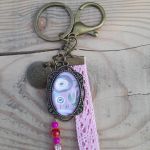 Brelok Live Your Dream z różową koronką i charmsami - 2