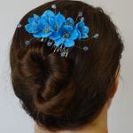 Niebiesko złota ozdoba we włosy z kwiatami - Jak wygląda we włosach