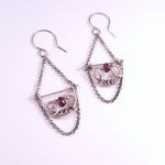 Sourire - Srebrne kolczyki wire wrapping z granatem – eleganckie wiszące kolczyki - Srebrne kolczyki wire wrapping z granatem