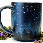 Ręcznie malowany kubek z nocnym lasem - tył