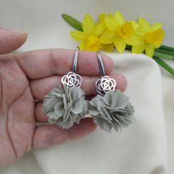 Małe krótkie szare siwe kolczyki kwiatki