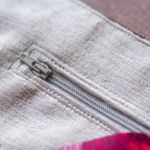 Jasnoszara kopertówka na kolorowym pasku - 