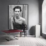 Dekoracje wnętrz - Kate Moss - Obraz na drewnianych listwach i sznurku
