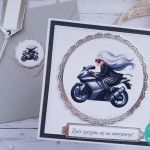 Kartka z okazji przejścia na emeryturę z babką na motorze, personalizacja - Kartka z kopertą i etykietką