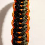 Obroża dla psa Paracord Handmade 42-50 cm L khaki-czarno-pomarańczowa - Góra