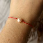 Relva czerwona bransoletka z perłą - Perła na czerwonym sznureczku