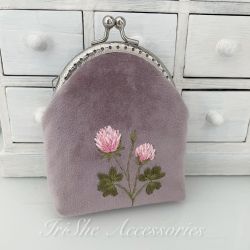 Portmonetka damska “Kwiat koniczyny”, welurowa haftowana ręcznie