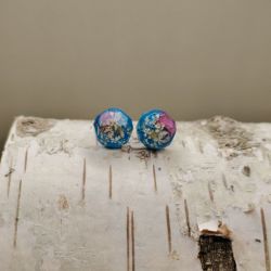 Kolczyki Niebieska Łąka – ręcznie robione kolczyki z żywicy z zatopionymi kwiatami