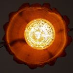 Lampa sufitowa z plastra drewna akacji - Widok plastra lampy z ozdobną żarówką ą ża