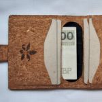 Stylowy portfel z korka z czarną podszewką - W portfelu znajduje się miejsce na cztery karty i dwie głębsze kieszonki na banknoty