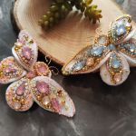 Ręcznie robiona broszka motyl z aksamitu i koralików - Znajdź idealną parę! Ta różowa broszka ma swojego niebieskiego bliźniaka — noście je razem, tworząc wyjątkowy duet.