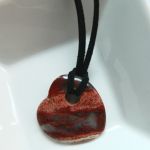 Ochronny jaspis cesarski, asymetryczne serduszko, delikatny wisiorek - 