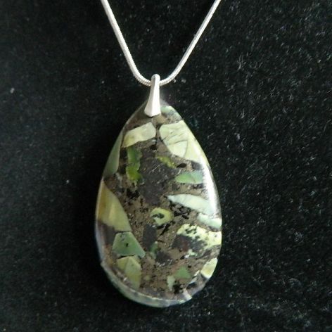 Zielony jaspis cesarski z pirytem, duża łezka, wisiorek na łańcuszku