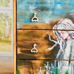 Artystyczna komoda z motywem anioła, rustykalny klimat, salon, sypialnia