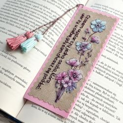 Ręcznie haftowana zakładka z kwiatami i cytatem - personalizowana.