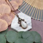 Miedziany ozdobny wisiorek z kamieniem księżycowym i peridotem #556 - 