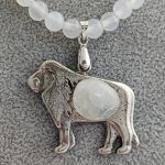 Naszyjnik ze znakiem zodiaku - Lew oraz koralikami z agatu - Wisiorek