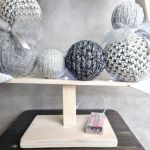 Drewniana choinka LED ze skrzatem w odcieniach popielu - 