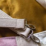 Miodowa welurowa torba z kominem do wózka w kwiaty - 