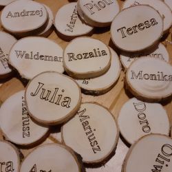 Winietka w formie plastra drewna z grawerem 