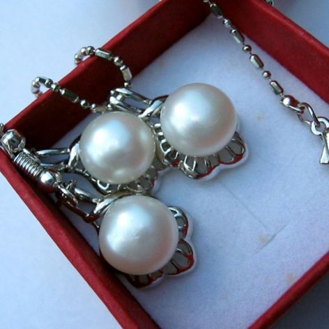 Delikatny zestaw biżuterii z perłami