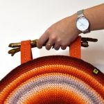 torba okrągła pomarańczowo-ruda - zbliżenie na torebkę