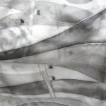 Jedwabna malowana Szarosrebrna minimalistyczna apaszka z roślinną dekoracją  - Jedwabna malowana Szarosrebrna minimalistyczna apaszka z roślinną dekoracją