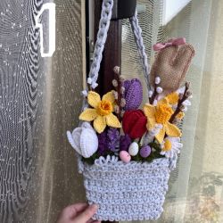 Wielkanocna ozdoba na drzwi, koszyk z kwiatami na szydełku