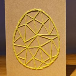 Kartka Wielkanocna - ręcznie haftowana - Pisanka żółto-zielona