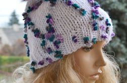 Biała czapka z purpurowymi kwiatkami