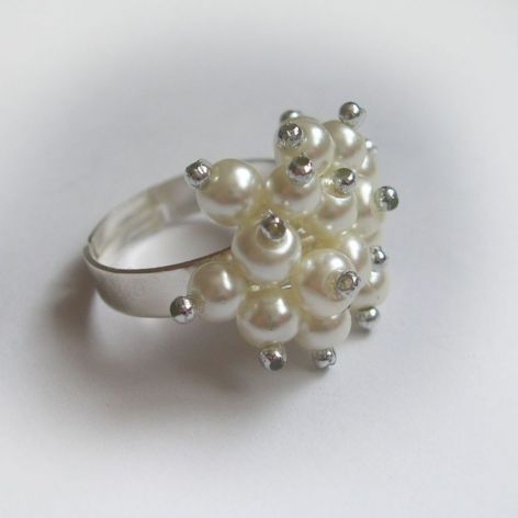 Białe perełki - pierścionek