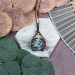 Miedziany wisiorek wire wrapping z kamieniem K2 #535