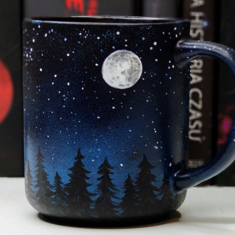 Ręcznie malowany kubek z nocnym lasem