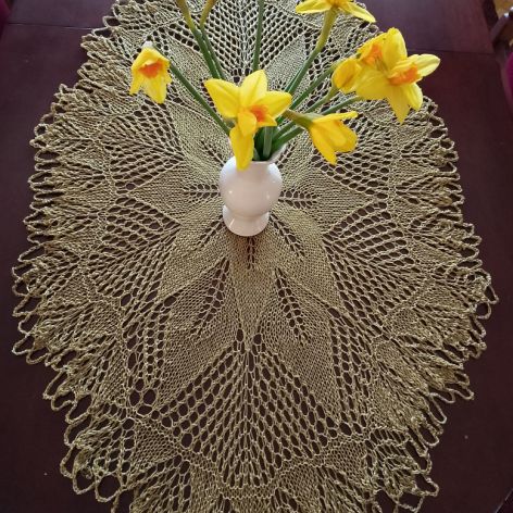 Owalny obrus na drutach, w kolorze starego złota