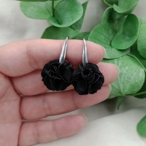 Małe krótkie czarne lekkie kolczyki kwiaty kwiatki 