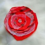 Broszka kwiat  czerwony z paskami - broszka kwiat z materiału