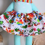 Duży miś - panna Eliza - 46 cm - Miś ubrany jest w śliczną spódniczkę, a na szyjce ma założoną kolorową zamotkę, udającą korale ( to bawełniane spaghetti ).