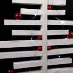 Choinka drewniana z czerwonymi kukami LED - 