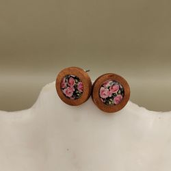 Kolczyki wkrętki Różany Ogród – drewno z motywem kwiatowym