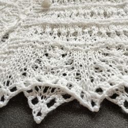 Biała pelerynka, klasyczny dodatek do komunijnego stroju