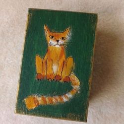 Pudełko malowane małe - Kotek w zieleni