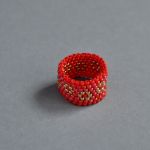 Pierścionek koralikowy czerwony z kwiatuszkami - pierścionek koralikowy ze złotymi kwiatuszkami